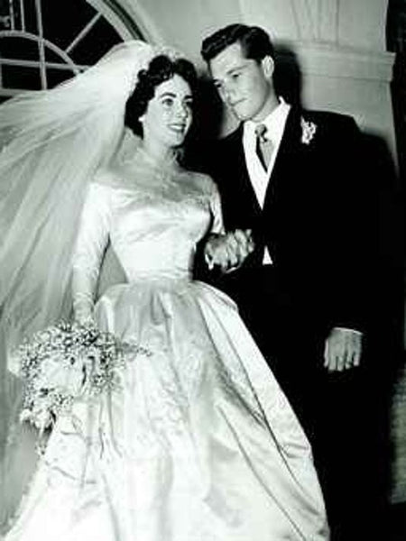 Elizabeth Taylor Long-sleeved Dress Off-the-shoulder Wedding Celebrity Dress Bridal Gown Online Store